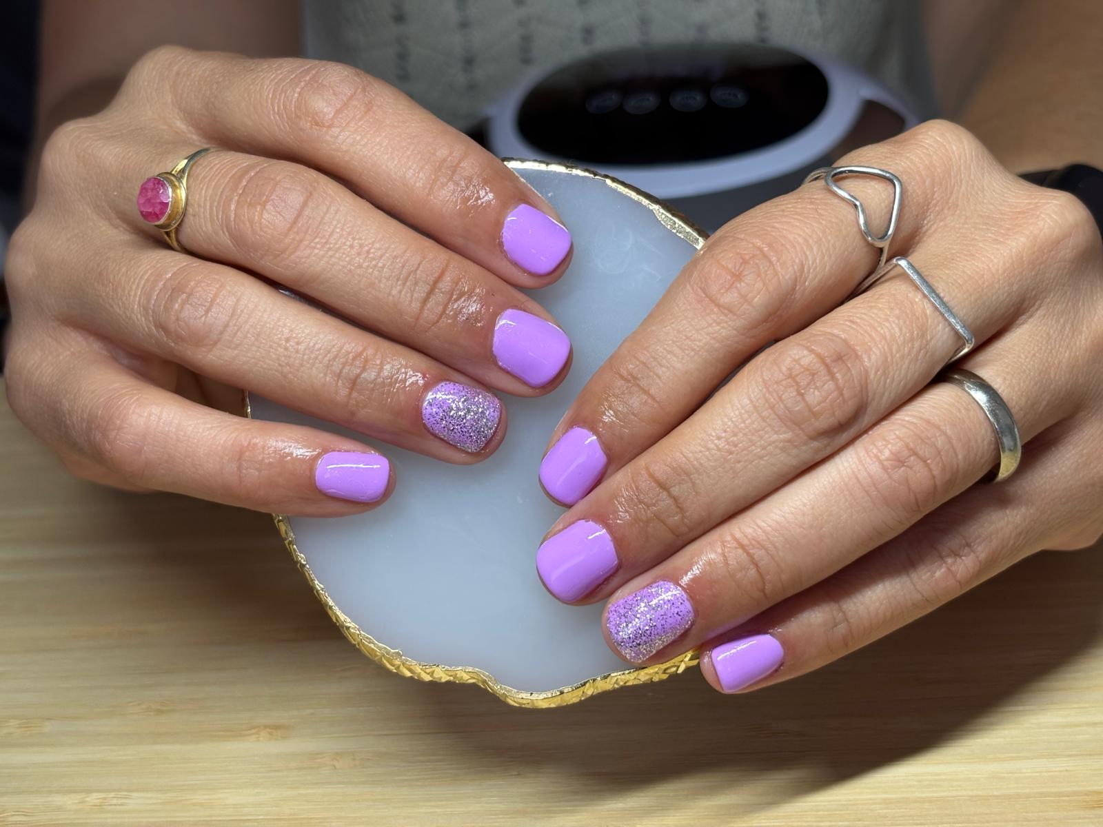 Manucure violette avec paillettes